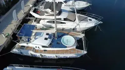 Catamarán Arrecife