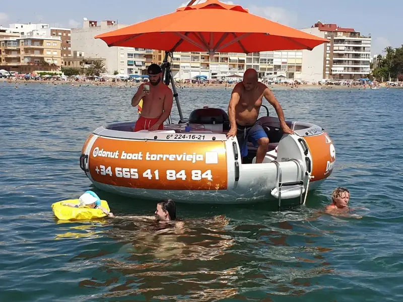 Grupo disfrutando del Donut Boat